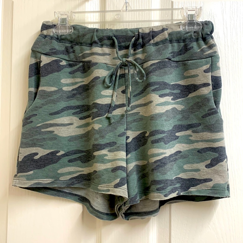 JODIFL camo drawstring shorts with side pockets size Small 3in inseam raw edge